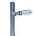 Aislador de paso o esquina de color Blanco con abrazadera incluida de 33-38mm para uso en tuberÃ­a de malla ciclÃ³nica.